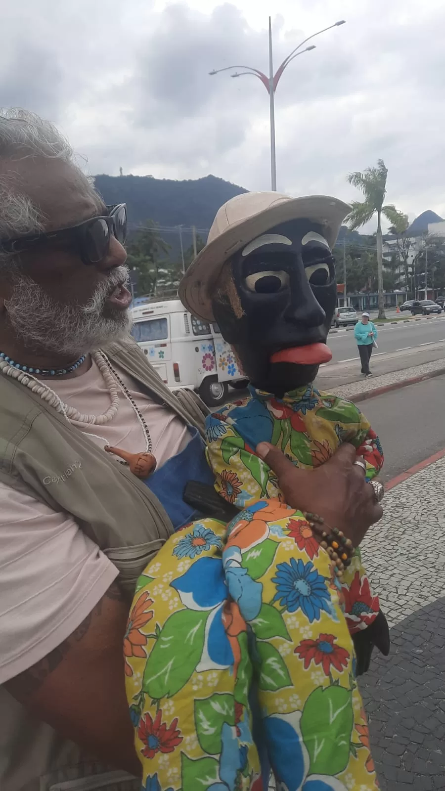 Júlio de Zambê e seu ventríloquo Caculé em apresentação no Rua da Família